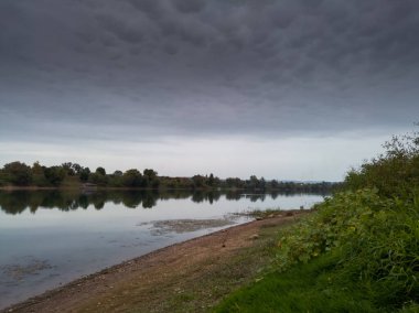 Gökyüzünde Mammatus bulutları olan bulutlu bir günde Sava nehrinin manzarası
