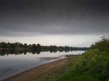 Bulutlu bir günde Sava nehrinin manzarası. Gri karamsar bulutlar uzun süre açık kalacak.