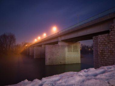 Bosanski Brod 'daki Sava Nehri üzerindeki beton köprü kış günü alacakaranlıkta