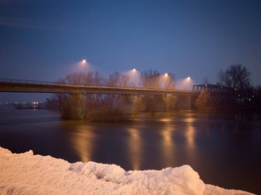 Bosanski Brod 'daki Sava Nehri üzerindeki beton köprü kış günü alacakaranlıkta
