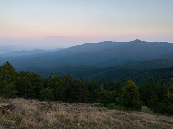 从Gostilj山顶俯瞰Ozren山的斜坡 这是一片高山巴尔干的风景 黄昏时地平线上有薄雾 — 图库照片