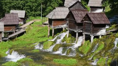 Jajce yakınlarındaki Pliva Gölü yakınlarındaki su değirmenleri kompleksi, turistik eğlence, geleneksel un üretim yöntemi