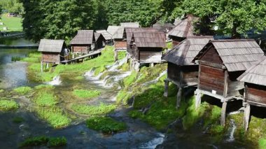 Jajce yakınlarındaki Pliva Gölü yakınlarındaki su değirmenleri kompleksi, turistik eğlence, geleneksel un üretim yöntemi