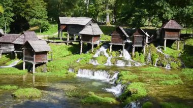 Jajce yakınlarındaki Pliva Gölü yakınlarındaki su değirmenleri kompleksi, turistik eğlence, geleneksel un üretim yöntemi