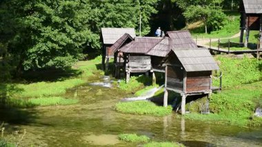 Jajce yakınlarındaki Pliva Gölü yakınlarındaki su değirmenleri kompleksi, turistik eğlence, geleneksel un üretim yöntemi