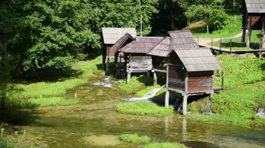 Jajce yakınlarındaki Pliva Gölü yakınlarındaki su değirmenleri kompleksi, turistik eğlence, geleneksel un üretim yöntemi