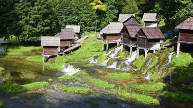 Jajce yakınlarındaki Pliva Gölü yakınlarındaki su değirmenleri kompleksi, turistik eğlence, geleneksel un üretim yöntemi