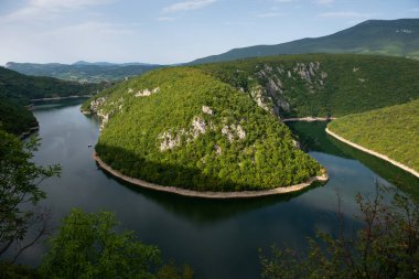 Vrbas nehri kıyısındaki yapay Bocac Gölü, dağlar arasındaki nehrin kıvrımı.