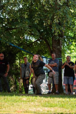 Moto karşılaşması sırasında Prnjavor 'daki Moto kampında fıçı fırlatma yarışması