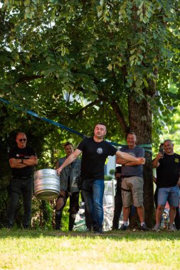 Moto karşılaşması sırasında Prnjavor 'daki Moto kampında fıçı fırlatma yarışması