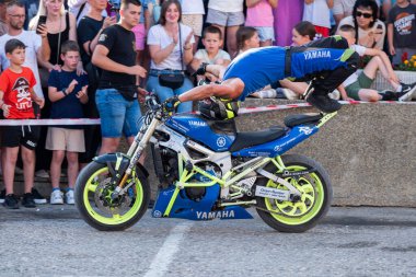 Sokakta moto dublörlük gösterisi, seyircilerin önünde serbest gösteri