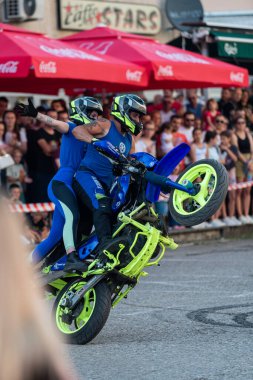 Moto tandem gösteri gösterisi, serbest gösteri seyirci önünde.