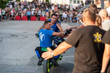 Moto dublör sürüş ekibi seyirciyi selamlıyor, serbest gösteri.