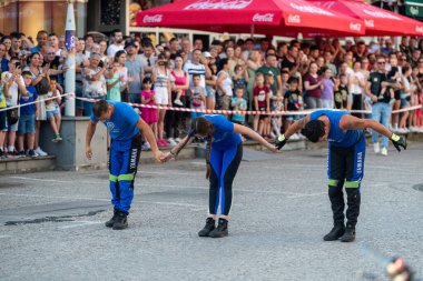 Moto dublör ekibi seyircilere selam veriyor, serbest gösteri.