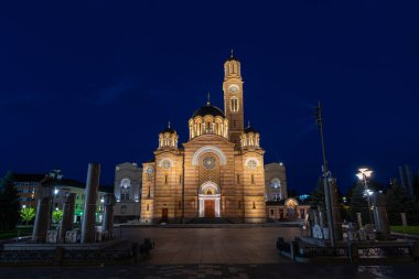 Banja Luka 'daki Kurtarıcı İsa şafak vakti eski tapınağın kalıntılarıyla aydınlandı.