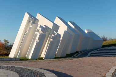 Sırbistan 'ın Uzice kenti yakınlarındaki Kadinjaca Anıt Kompleksi. Yugoslav heykeli 2. Dünya Savaşı partizanlarına adandı