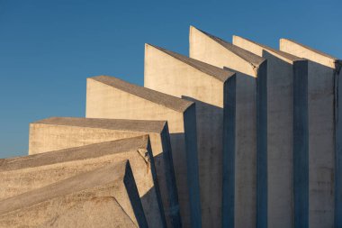 Sırbistan 'ın Uzice kenti yakınlarındaki Kadinjaca Anıt Kompleksi. Yugoslav heykeli 2. Dünya Savaşı partizanlarına adandı