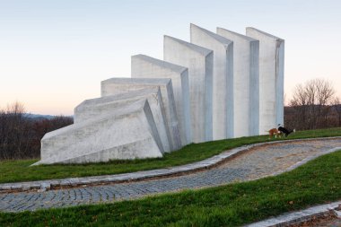 Sırbistan 'ın Uzice kenti yakınlarındaki Kadinjaca Anıt Kompleksi. Yugoslav heykeli 2. Dünya Savaşı partizanlarına adandı
