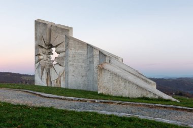 Sırbistan 'ın Uzice kenti yakınlarındaki Kadinjaca Anıt Kompleksi. Yugoslav heykeli 2. Dünya Savaşı partizanlarına adandı