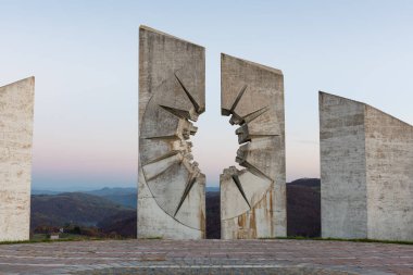 Sırbistan 'ın Uzice kenti yakınlarındaki Kadinjaca Anıt Kompleksi. Yugoslav heykeli 2. Dünya Savaşı partizanlarına adandı