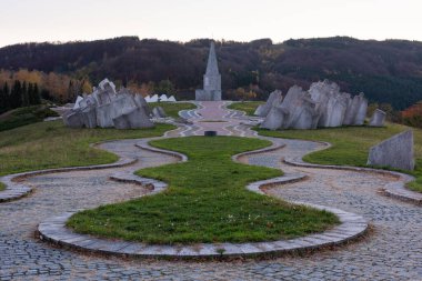 Sırbistan 'ın Uzice kenti yakınlarındaki Kadinjaca Anıt Kompleksi' nde silah. Yugoslav heykeli 2. Dünya Savaşı partizanlarına adandı