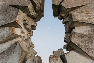 Sırbistan 'ın Uzice kenti yakınlarındaki Kadinjaca Anıt Kompleksi. Yugoslav heykeli 2. Dünya Savaşı partizanlarına adandı