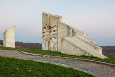 Sırbistan 'ın Uzice kenti yakınlarındaki Kadinjaca Anıt Kompleksi. Yugoslav heykeli 2. Dünya Savaşı partizanlarına adandı