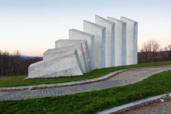 Sırbistan 'ın Uzice kenti yakınlarındaki Kadinjaca Anıt Kompleksi. Yugoslav heykeli 2. Dünya Savaşı partizanlarına adandı