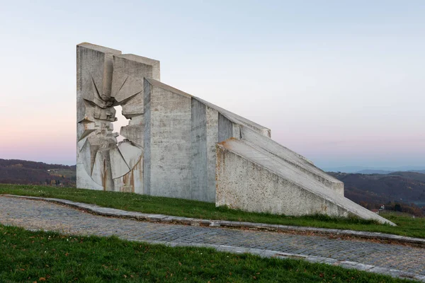 Sırbistan 'ın Uzice kenti yakınlarındaki Kadinjaca Anıt Kompleksi. Yugoslav heykeli 2. Dünya Savaşı partizanlarına adandı