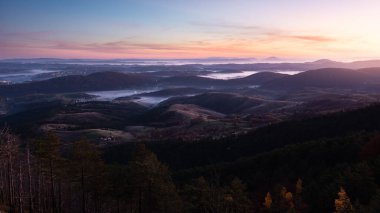 Gradina 'nın Zlatibor Dağı' na bakış açısı, şafak vakti sisle dolu dağlık kırsal manzaralar ve vadileri, Ekim ayında Sırbistan kırsalını, sonbahar sezonunu ziyaret ediyor