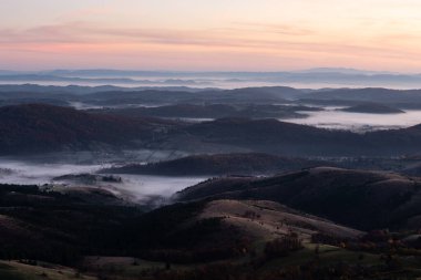 Gradina 'nın Zlatibor Dağı' na bakış açısı, şafak vakti sisle dolu dağlık kırsal manzaralar ve vadileri, Ekim ayında Sırbistan kırsalını, sonbahar sezonunu ziyaret ediyor