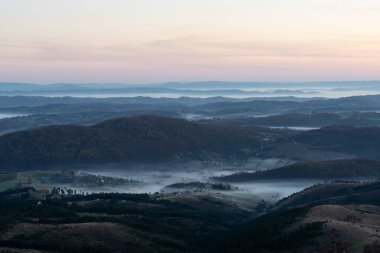 Gradina 'nın Zlatibor Dağı' na bakış açısı, şafak vakti sisle dolu dağlık kırsal manzaralar ve vadileri, Ekim ayında Sırbistan kırsalını, sonbahar sezonunu ziyaret ediyor