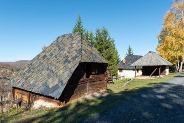 Sirogojno 'nun eski bir köyünün manzarası, Zlatibor Dağı' nda olağanüstü kültürel öneme sahip bir anıt olarak açık hava müzesi