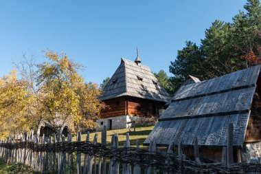 Sirogojno 'nun eski bir köyünün manzarası, Zlatibor Dağı' nda olağanüstü kültürel öneme sahip bir anıt olarak açık hava müzesi