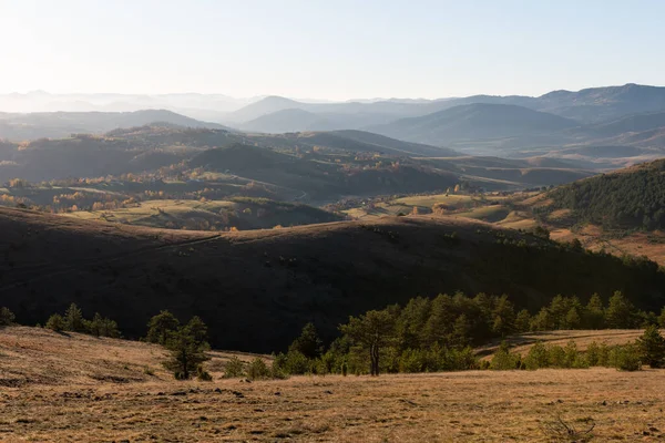 Gradina 'nın Zlatibor Dağı' na bakış açısı, sabah sisli dağlık kırsal manzaralar sunuyor, Sırbistan 'ı kırsal kesimde ziyaret ediyor, sonbahar sezonunda Ekim ayında