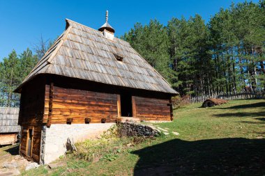 Sirogojno 'nun eski bir köyünün manzarası, Zlatibor Dağı' nda olağanüstü kültürel öneme sahip bir anıt olarak açık hava müzesi