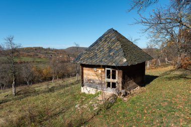 Sirogojno 'nun eski bir köyünün manzarası, Zlatibor Dağı' nda olağanüstü kültürel öneme sahip bir anıt olarak açık hava müzesi