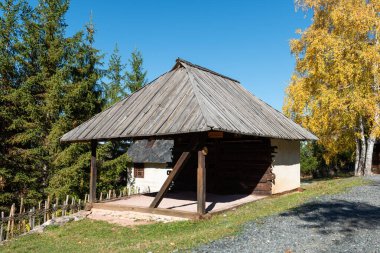 Sirogojno 'nun eski bir köyünün manzarası, Zlatibor Dağı' nda olağanüstü kültürel öneme sahip bir anıt olarak açık hava müzesi