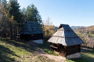 Sirogojno 'nun eski bir köyünün manzarası, Zlatibor Dağı' nda olağanüstü kültürel öneme sahip bir anıt olarak açık hava müzesi