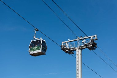 Sırbistan 'ın Zlatibor dağında açık mavi gökyüzüne karşı kablolu araç