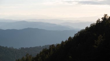 Tornik dağının zirvesine bakan ve uzak dağ katmanlı güzel kırsal manzaralar sunan manzara, sonbaharda Sırbistan 'ı ziyaret ediyor