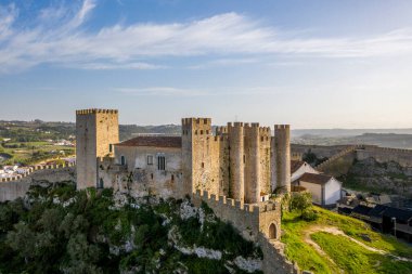 Portekiz, Obidos Köyü 'ndeki Obidos Ortaçağ Kalesi' nde insansız hava aracı görüntüsü. Gün batımı altın saat.