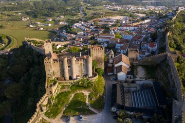 Obidos Ortaçağ Kalesi ve Portekiz Obidos Köyü üzerinde insansız hava aracı görüntüsü. Gün batımı altın saat.