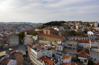 Alfama Bölgesi, Lizbon, Portekiz üzerindeki hava aracı görüntüsü. Şehir çıkışlarını kapatın. Jorge Castle arka planda..