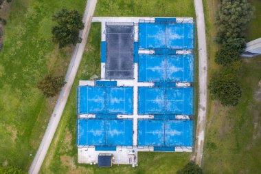 Padel mahkemelerinin hava aracı görüntüsü. Eğlence sporları