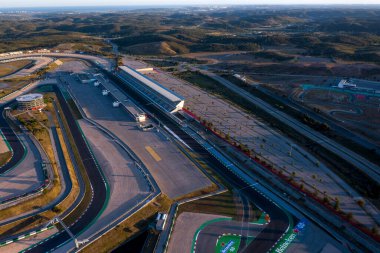 Portimao, Algarve, Portekiz - Mayıs 2021 - Lagos Portimao 'daki Algarve Uluslararası Pisti üzerindeki hava aracı görüntüsü. Gün batımı manzarası.