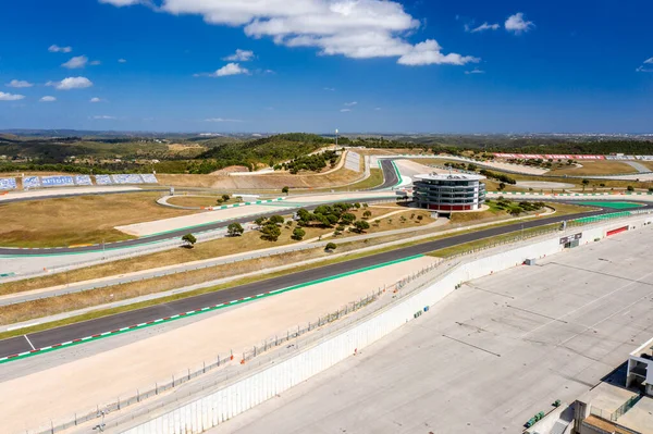 波蒂莫 葡萄牙阿尔加维 2021年5月 在拉各斯波蒂莫的阿尔加维国际赛道上俯瞰空中无人机 天文台看台 — 图库照片