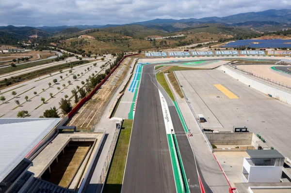 ポルティマン ポルトガル 2021年5月 ラゴスのレーストラックアルガルヴェ国際サーキット上空の空中ドローンビューポルティマン フィニッシュレースライン 晴れた日 — ストック写真