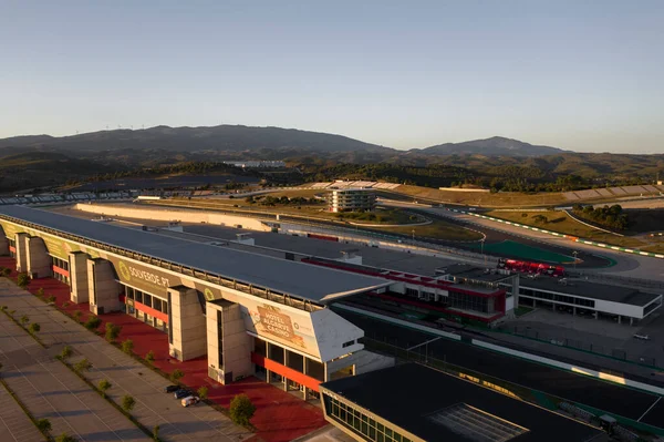 波蒂莫 葡萄牙阿尔加维 2021年5月 在拉各斯波蒂莫的阿尔加维国际赛道上俯瞰空中无人机 终点线主要人群站 日落景观 — 图库照片