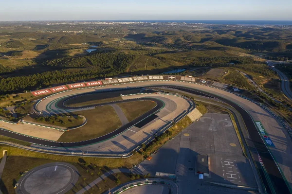 ポルティマン アルガルヴェ ポルトガル 2021年5月 ラゴスのレーストラックアルガルヴェ国際サーキット上空の空中ドローンビューポルティマン 夕日の風景 — ストック写真